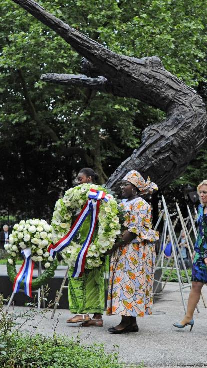 Op Keti Koti bij het nationaal slavernijverleden monument in het Oosterpark in Amsterdam
