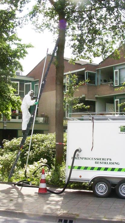 eikenprocessierups bestrijder met speciale stofzuiger