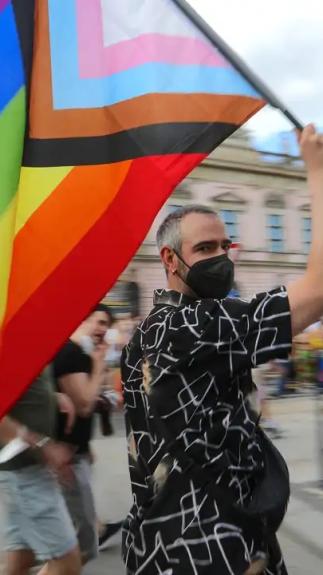 Openingsafbeelding_regenboogvlag