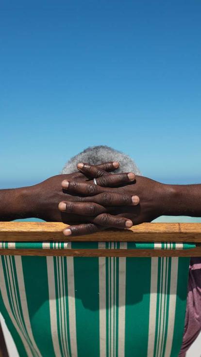 een strandganger geniet van de zon