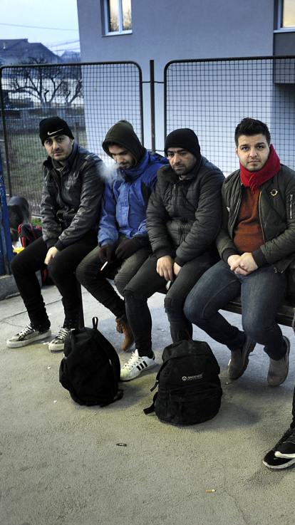 vluchtelingen wachten op uitzetting