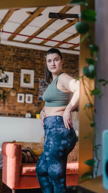 vrouw kijkt in spiegel hoeveel ze is afgevallen