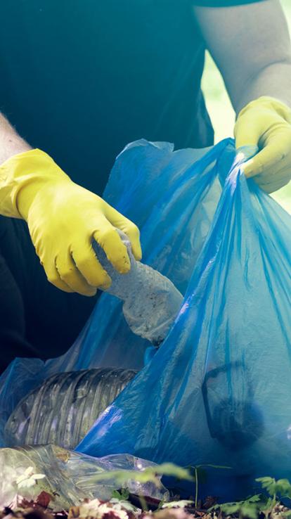 afval opruimen bos natuur plastic 