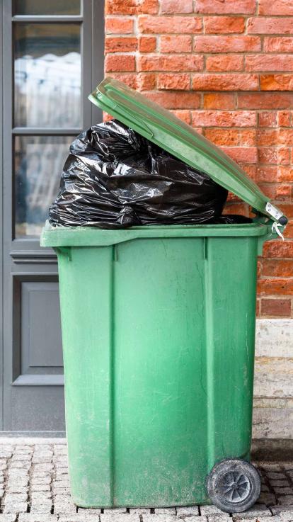 volle bak vuilnis straat