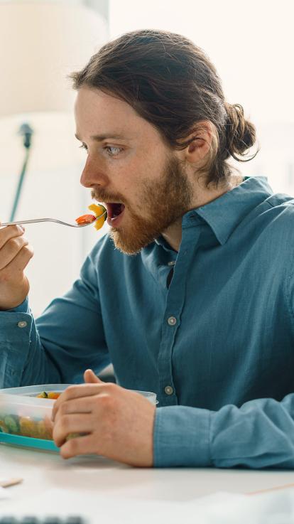 man eet kleine portie omdat hij door zijn maagverkleining weinig kan eten