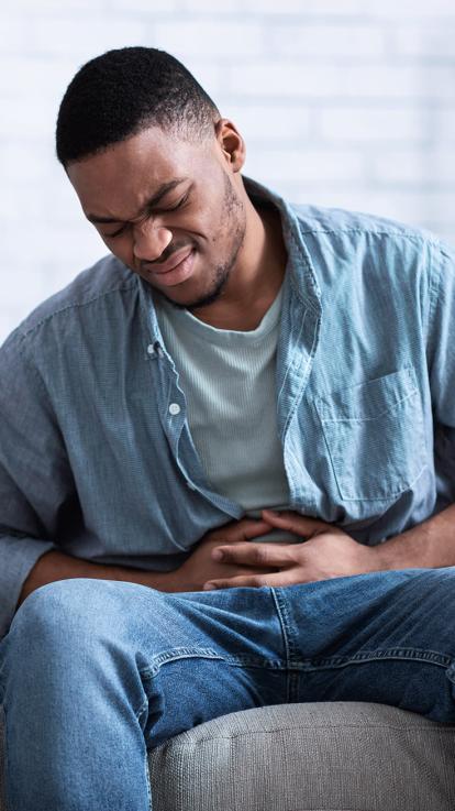 man met buikpijn klachten omdat hij te veel heeft gegeten met een maagverkleining
