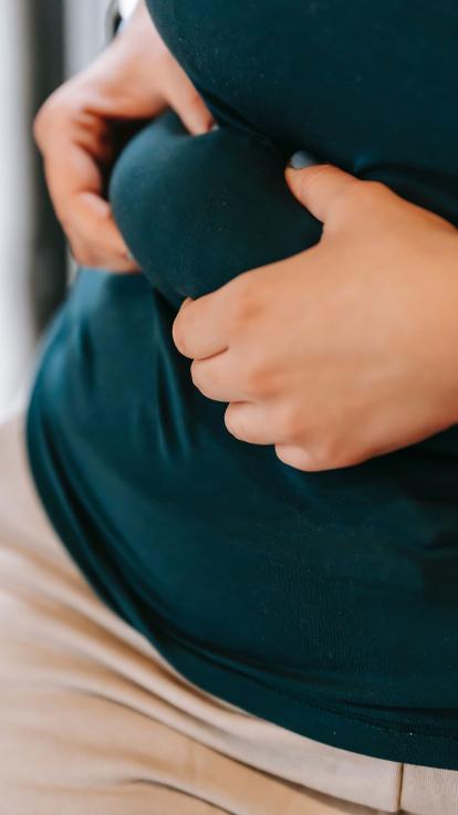 vrouw voelt aan haar vetrol en bekijkt of ze is aangekomen 