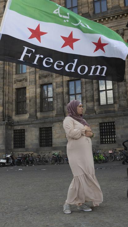 Demonstratie van Syriers op de dam tegen Assad en zijn regering.