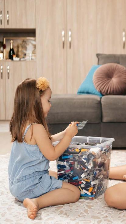 kinderen aan het spelen in de woonkamer