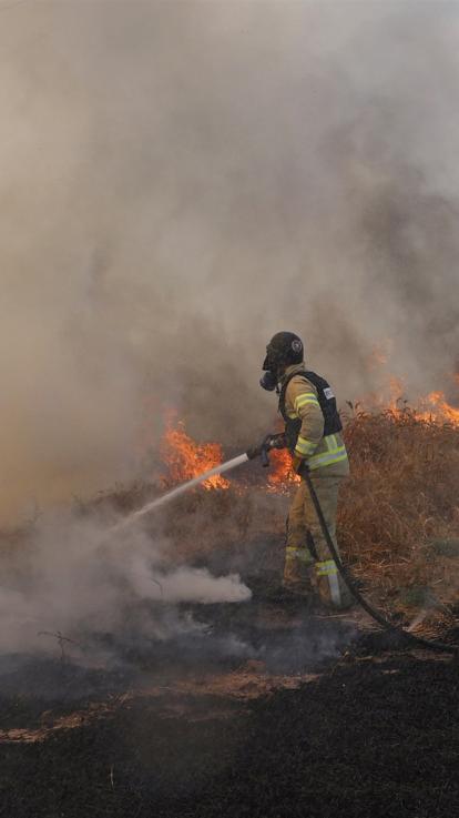 blussen van grote bosbranden met veel water