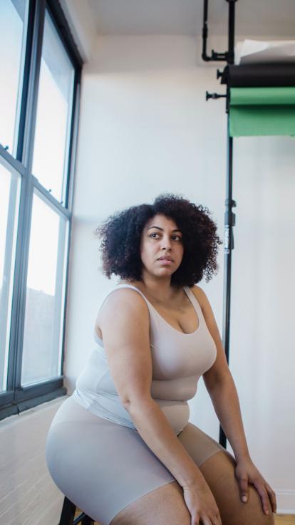 vrouw met ernstig overgewicht poseert