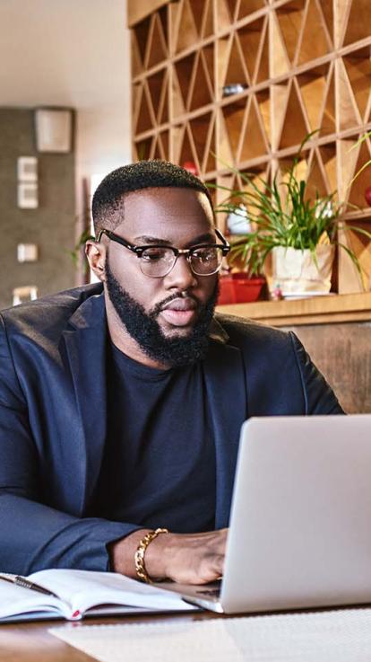 iemand zit een hele tijd