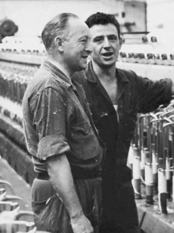 Italiaanse gastarbeiders in een Twentse fabriek