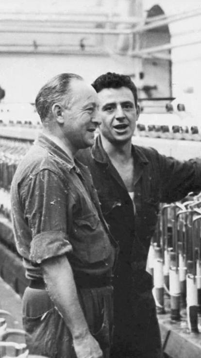 Italiaanse gastarbeiders in een Twentse fabriek