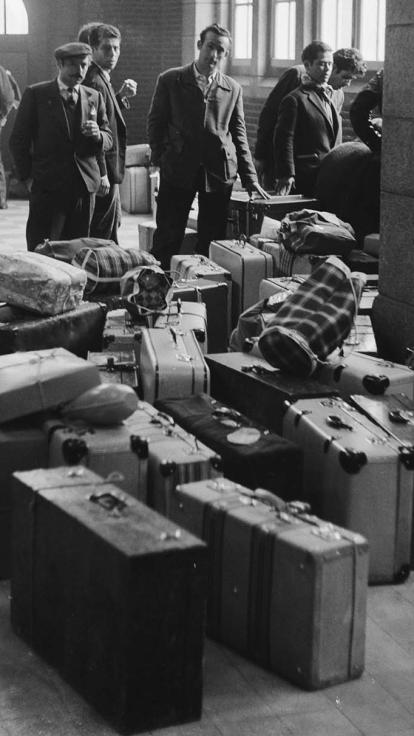 Spaanse gastarbeiders op het station