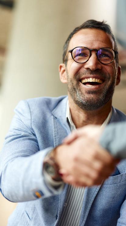 Man schudt iemand de hand.