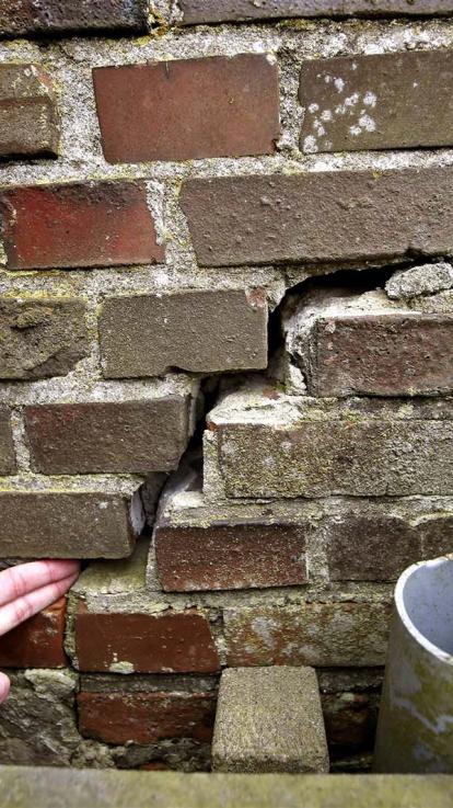 scheur in muur na aardbeving Groningen