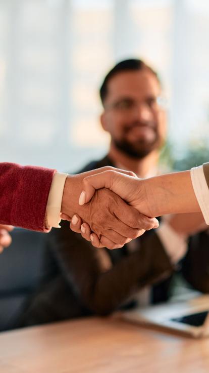 Twee mensen schudden de handen.