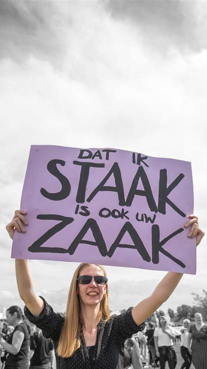 werknemers staken tegen de hoge werkdruk