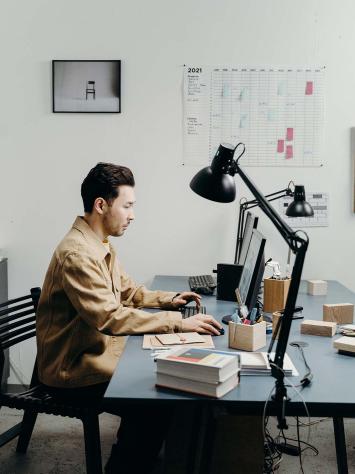 achter de computer aan het werk