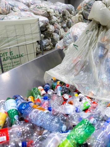 plastic afval op een band