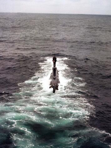 een onderzeeër komt net boven in de oceaan