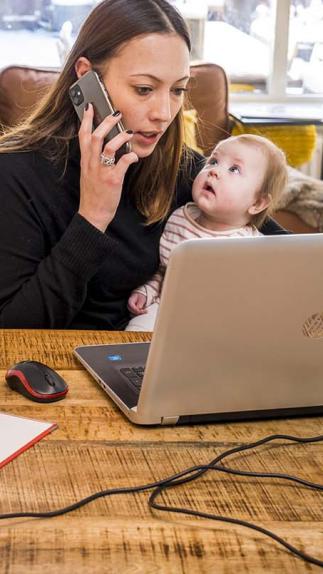 vrouw aan het thuiswerken met baby