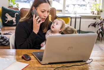 vrouw aan het thuiswerken met baby
