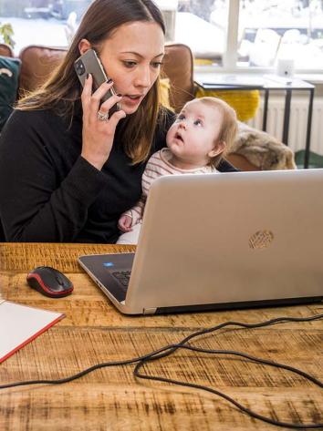 vrouw aan het thuiswerken met baby
