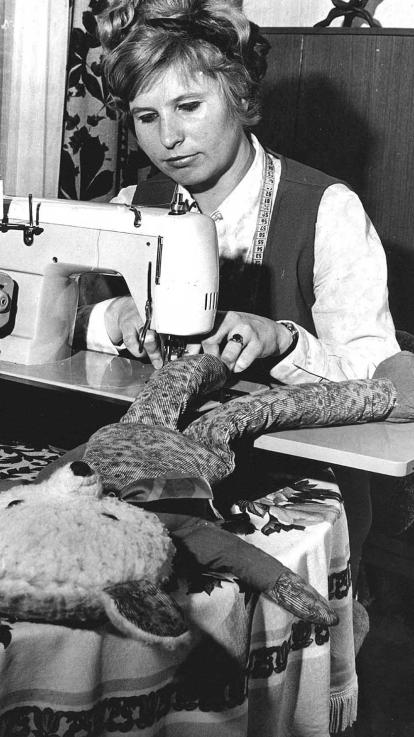 een vrouw gebruikt de naaimachine