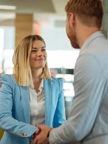 een vrouw krijgt promotie op het werk