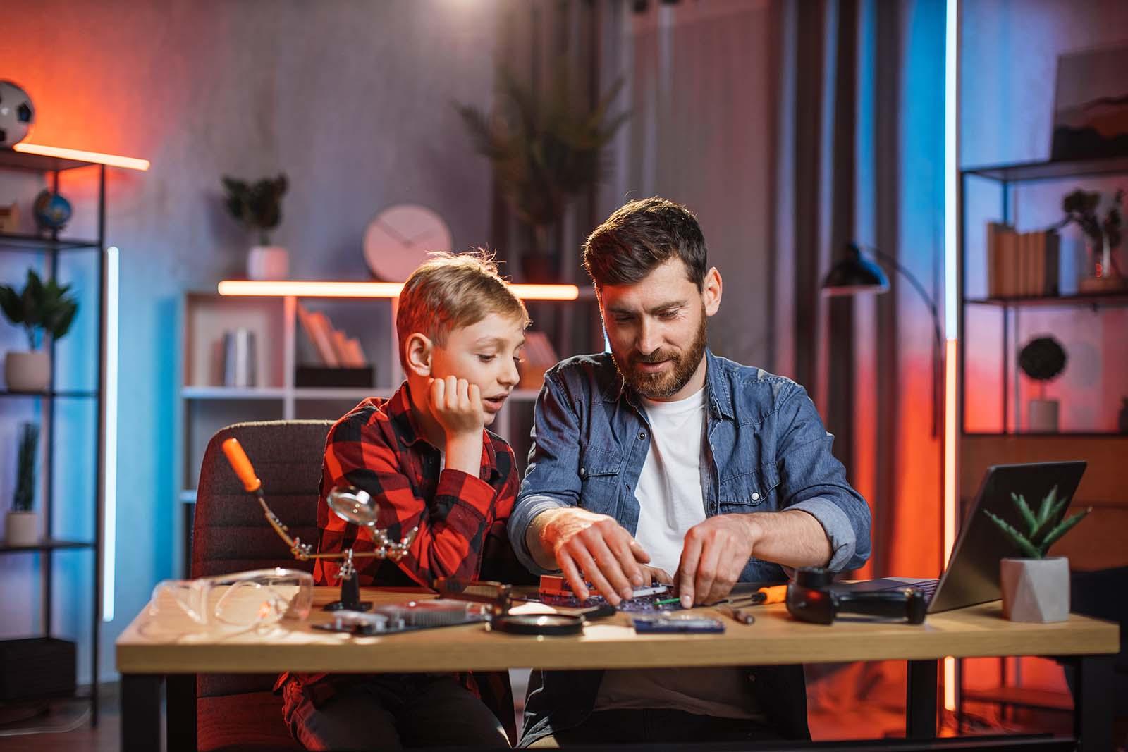 Man en jongen werken aan een uitvinding of experiment met gereedschap