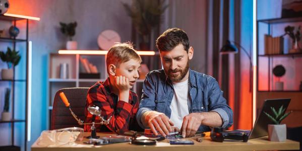 Man en jongen werken aan een uitvinding of experiment met gereedschap
