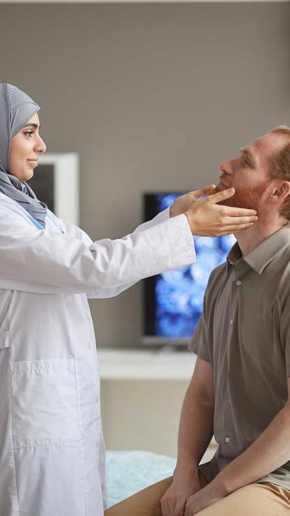 Een dokter checkt de gezondheid van een man