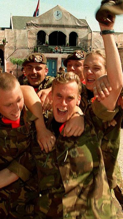 dienstplichtigen juichen bij de opschorting van de dienstplicht