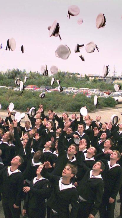 mariniers zwaaien uit na hun dienstplicht