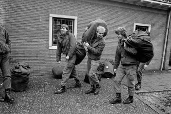 dienstplichtigen vertrekken naar kazerne