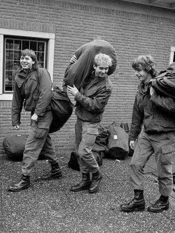 dienstplichtigen vertrekken naar kazerne