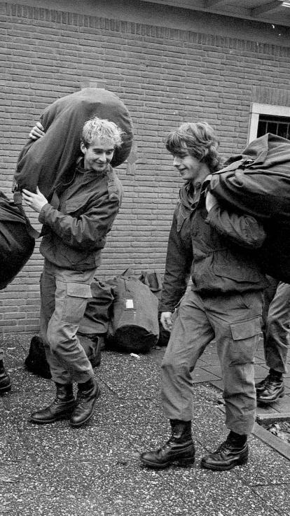 dienstplichtigen vertrekken naar kazerne
