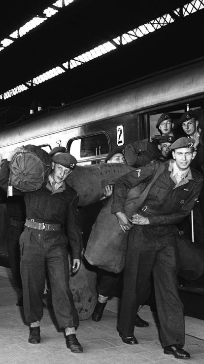 Dienstplichtigen in 1953 op weg naar de kazerne