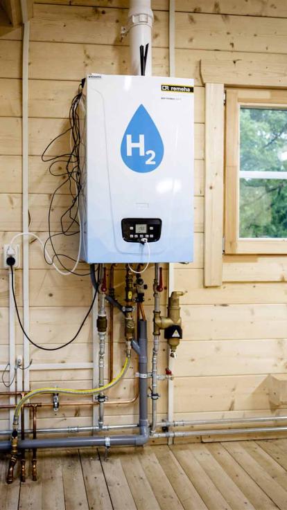 Een cv-ketel en een waterstof ketel naast elkaar als verwarming