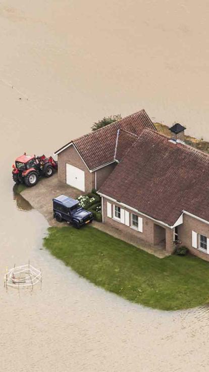 Luchtfoto van een overstroming na extreem weer en regenval in Limburg