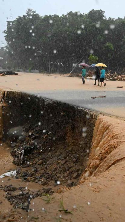 Een stuk weg is weggeslagen