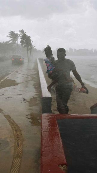 Beeld van tijdens een orkaan, vliegende objecten en palmbomen met veel wind