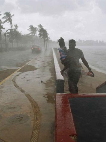 Beeld van tijdens een orkaan, vliegende objecten en palmbomen met veel wind