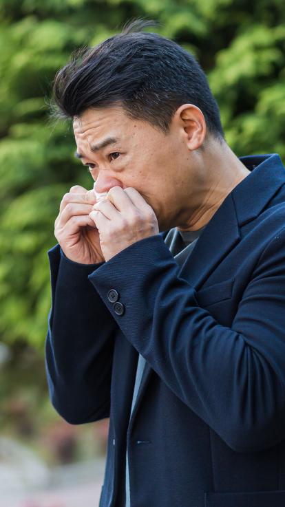 een man snuit zijn neus buiten