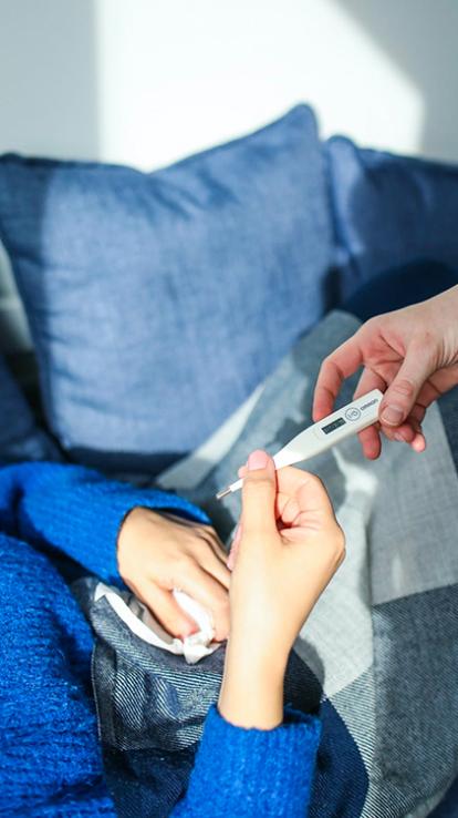 iemand pakt een thermometer aan