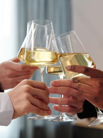 Cheers met wijnglazen