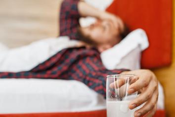 met hoofdpijn in bed