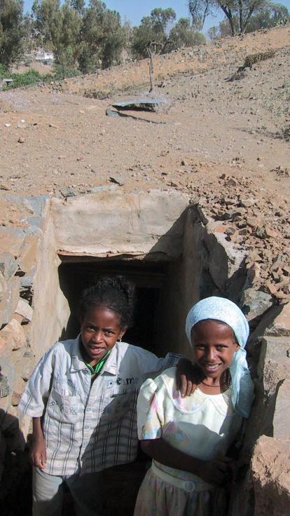  twee meisjes in een hol 